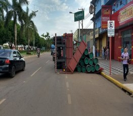 Carreta que vinha do Rio de Janeiro carregada com tubos tomba na capital
